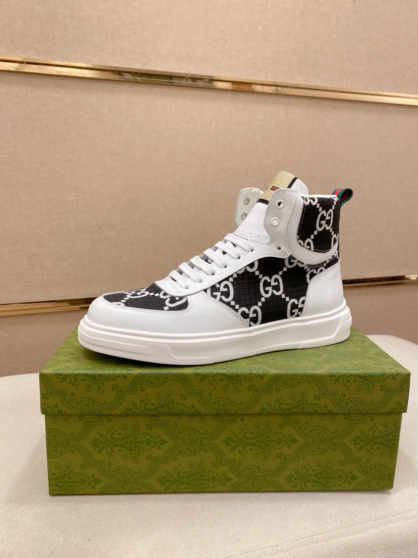 Men's clothing and shoes: 420💰 (GUCCI) The latest model from the official website🎁🎁Casual and fashionable men's shoes👟, hot style💥The version is simple and elegant, exclusive for trendy men. The unique latest brand elements from the official website👑Original Gucci decoration, fashionable and generous, the fabric is original cowhide ✅Mesh breathable lining, the official website specifies wear-resistant casual outsole, the classic model is taken in kind at the counter🎬38-44 (can be customized for 45 non-refundable)